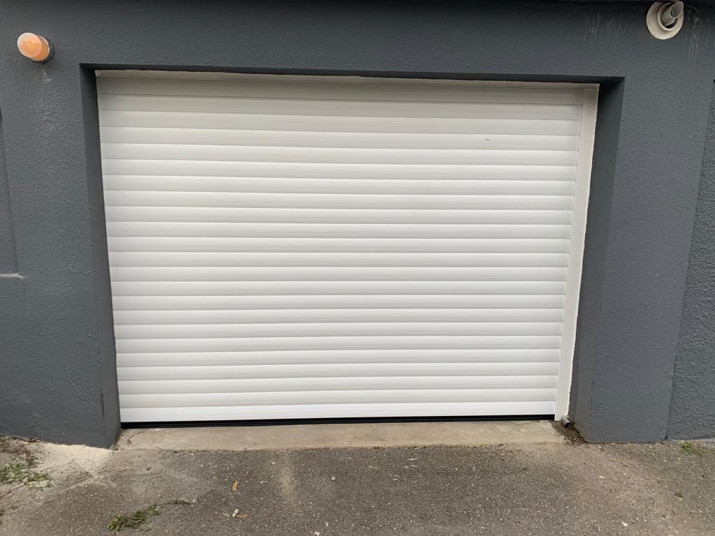 Porte de garage enroulable blanche — Bordeaux