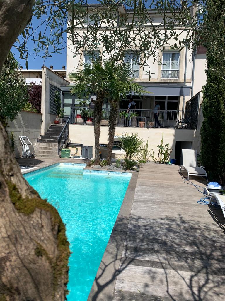 Store banne sur villa et piscine — Arcachon